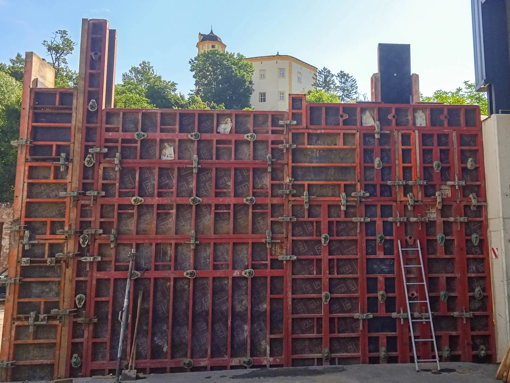 Bednění stěny s výztuží – železobetonová konstrukce
