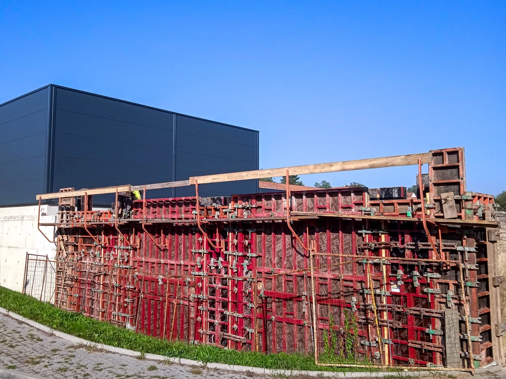 Červené bednění pro betonovou konstrukci venku