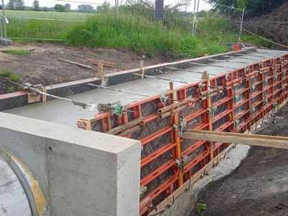 Příprava bednění a betonování základů stavby